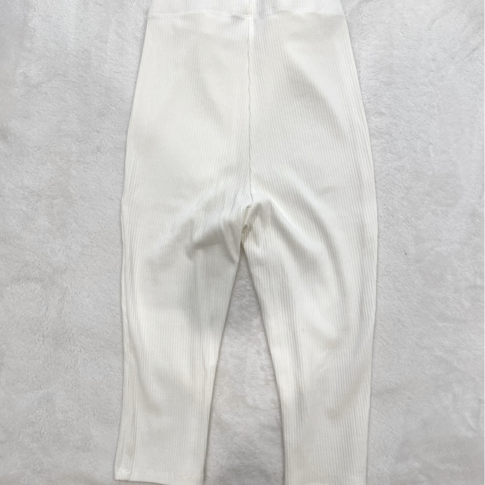 2-Piece Crop Top Capri Leggings Set - Picture 3 of 5